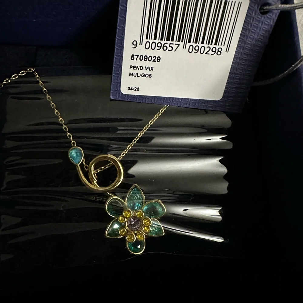 Swarovski Idyllia pendant Mixed cuts, Flower, Blue, Gold-tone plated NEW in box - Picture 7 of 9